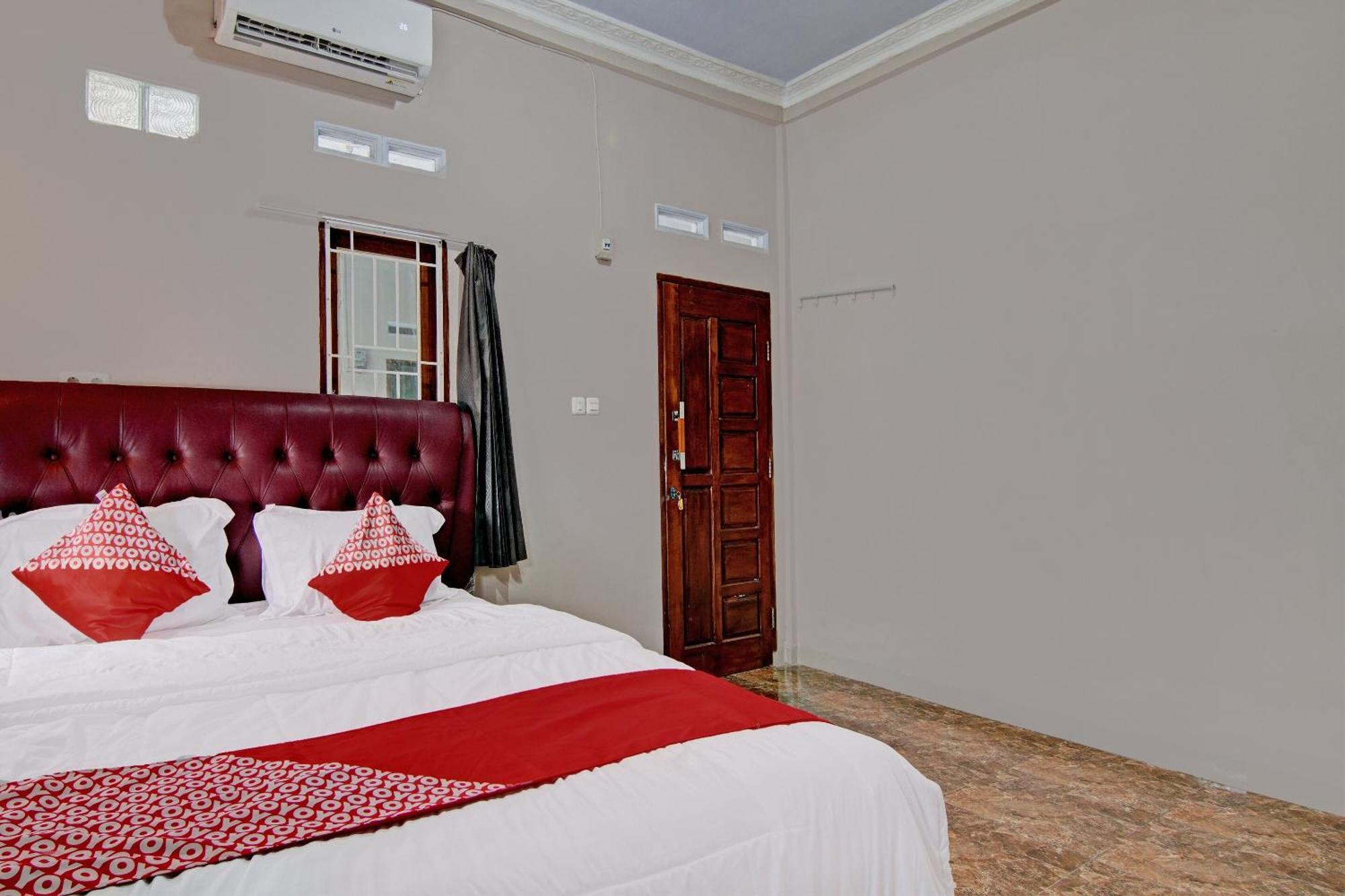 Oyo 92456 Putri Syariah Near Spbu 14.282.694 2* Pekanbaru