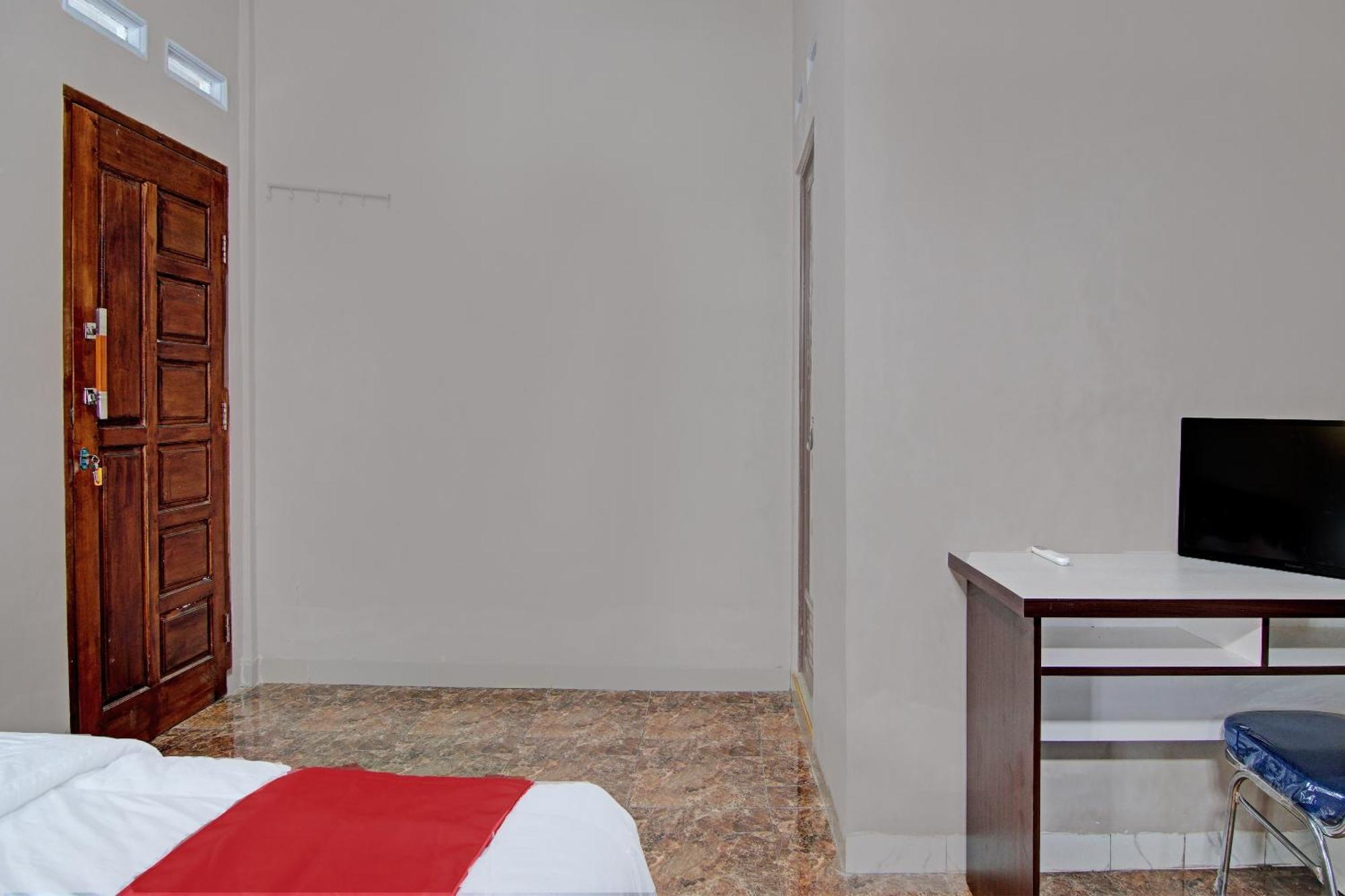 Oyo 92456 Putri Syariah Near Spbu 14.282.694 Hotel 2*
