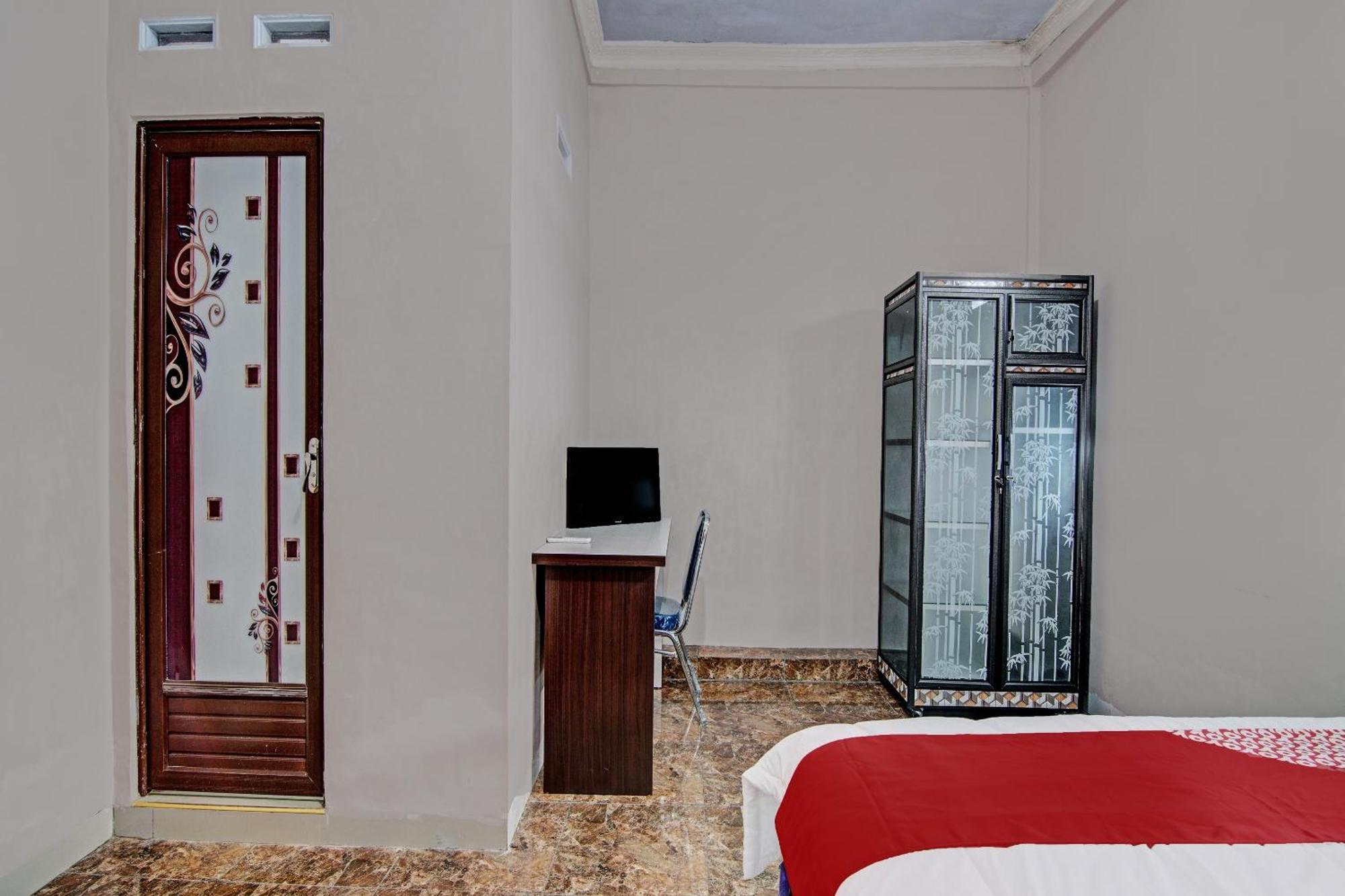 Oyo 92456 Putri Syariah Near Spbu 14.282.694 Hotel